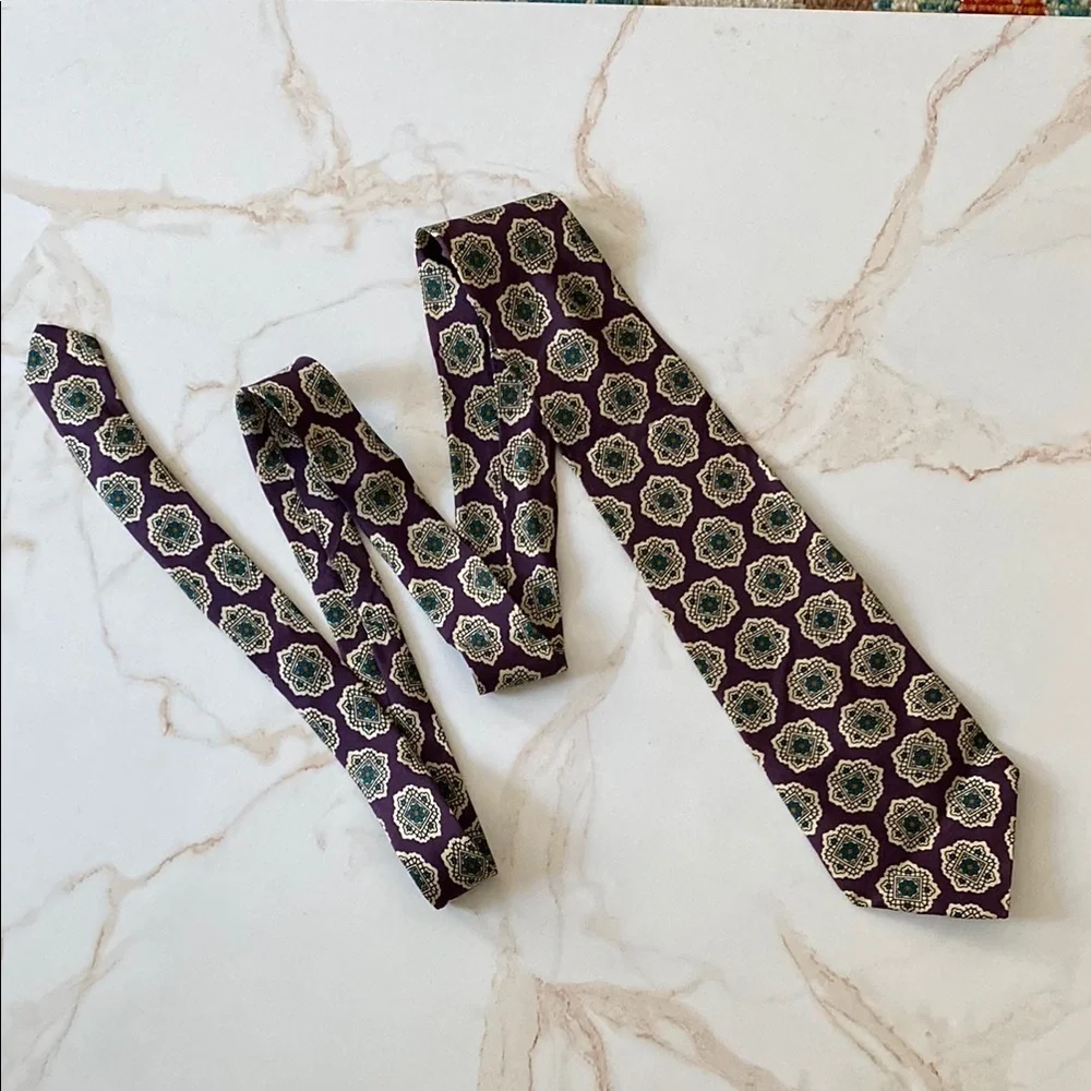 Elegant Floral Patterned Tie